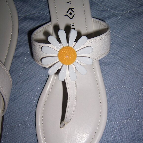 Katy Perry White Flower Thong Sandals - Picture 9 of 13